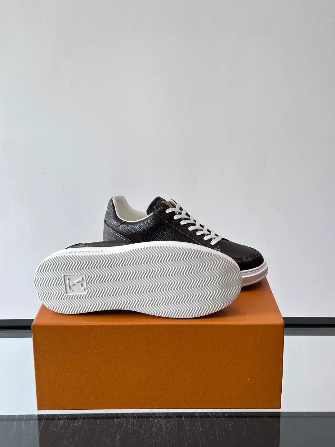 Men's men's shoes 💰p380 "＊OUIS ＊UITTO＊" casual sneakers, made of high-quality cowhide grain leather, with black laces, simple and high-end! LV Logo + classic Monogram lines on the side of the shoe, full of details✨. The rubber soles are wear-resistant and have strong traction, making them suitable for daily commuting and leisure. The shoe last fits the shape of the foot, making it comfortable to wear and not tiring after long walks. It is extremely versatile and can be easily worn with jeans or casual pants. It is a must-have item for men's fashion! 🖤 ​​size：38-44